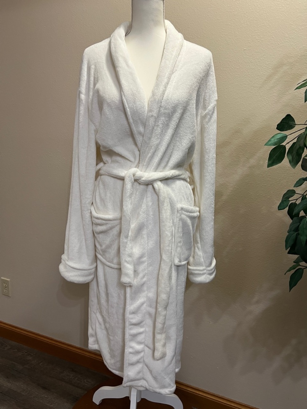 ME Modern Expressions Women's white, plush bathrobe one size fits most